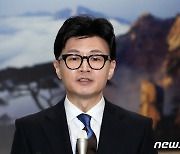 취재진 질문에 답하는 한동훈 장관