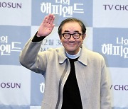 [포토] 김홍파 ‘밝은 손인사’