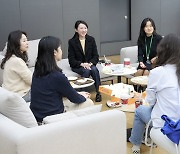 HD현대, 자녀 초교 진학 女직원들에 '6개월 돌봄휴직'