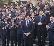 법조→정치 옷 바꿔 입는 한동훈 “잘 해야겠다는 책임감 느꼈다”[종합]