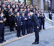 "추운 날 민폐라며"... 법무부 떠나는 한동훈 지명자 [fn영상]