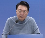 윤 대통령 “재건축 착수기준, 위험성에서 노후성으로 바꿔야”