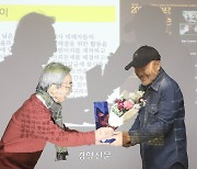 “관심 멀어지는 참사 알리려 피해자들 3년째 인터뷰”···가습기살균제 다큐감독 ‘환경시민상’ 수상