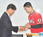 차승준(마산용마고), ‘이만수 홈런상 수상자 [포토엔HD]