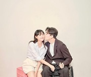 송지은, 전신마비 유튜버 박위와 열애 “선물 같이 찾아온 ♥”