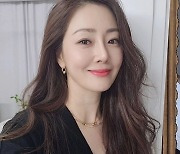 오나라 금손 맞네, 셀프 헤매로 뽐낸 우아美 ‘여신 강림’