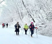 지리산 노고단 설경 즐기는 등산객