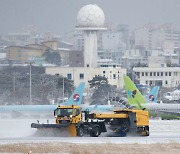 제주공항 제설 작업