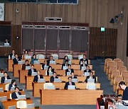 본회의 2024년 예산안 투표 결과 확인하는 국무위원들