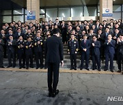 직원들 환송 받는 한동훈 장관