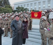 김정은 "적이 핵 도발 땐 주저 없이 핵공격 불사"