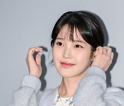 아이유, 통큰 산타 변신..드라마 스태프에 고가 헤드폰 선물 [Oh!쎈 이슈]