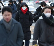 롱패딩·귀마개로 꽁꽁 싸맨 출근길… "장갑 껴도 손이 얼얼"