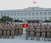 북한 김정은, 화성-18형 발사 훈련에 참가한 군인들 격려