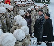 북한 김정은, 화성-18형 발사 훈련에 참가한 군인들 격려