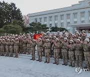 북한 김정은, 화성-18형 발사 훈련에 참가한 군인들 격려