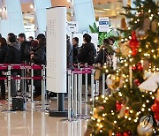 크리스마스 앞두고 붐비는 김포공항 출발층