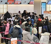 연휴 앞두고 승객들로 붐비는 김포공항