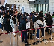 크리스마스 연휴 앞두고 붐비는 김포공항