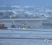 폭설 내린 제주공항 제설작업 '한창'