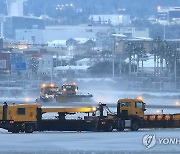 폭설 내린 제주공항 제설작업 '한창'