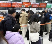 강한 눈보라에 제주공항 7천500명 발 묶여…무더기 결항·지연