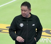 '한국의 태양' 말했던 최태웅 감독...신영석 신기록 쌓던 날 내려왔다