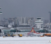 '폭설' 제주공항 활주로 2시간 30분 폐쇄…눈 계속 내려 1시간 연장 (종합)