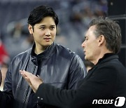 NFL 경기장서 에이전트 발레로와 얘기하는 오타니