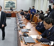 자리로 이동하는 윤재옥 운영위원장