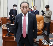 회의장 나서는 윤재옥 국회 운영위원장