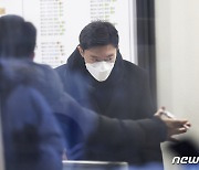 1심 선고 출석하는 '마약 투약' 전두환 손자 전우원