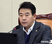 회의 주재하는 박정 환노위원장