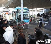 수원역 환승센터 들이받은 시내버스