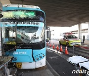 수원역 환승센터서 버스가 인도 돌진…1명 사망·15명 부상