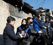 연탄 봉사활동 하는 김완섭 차관과 배우 김소연