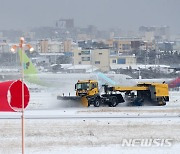 제주공항 제설작업으로 1시간 30분간 활주로 운영 중단