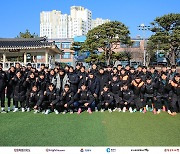 강원FC U-18, 이근호·백종환 등 대선배들과 친선경기서 치열한 승부 펼쳐