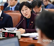 [포토]질의에 답변하는 한화진 환경부 장관