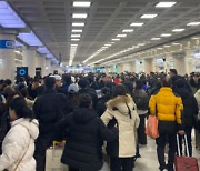 1만명 발 묶였다.. 눈 쌓인 제주공항 활주로 '폐쇄'에  대혼잡