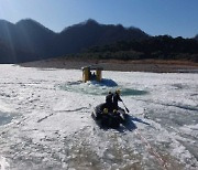 영월 청령포 건너던 배 얼음에 걸려 관광객 3명 고립… 42분만에 구조