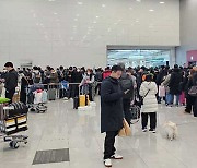 제주공항 활주로 운영 중단 연장…항공기 회항·공항 북새통