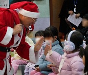 '산타' 하윤수 부산시교육감, 아동양육시설서 특별한 시간