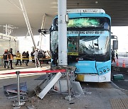 Bus runs over passengers at Suwon Station, kills 1, injures 17