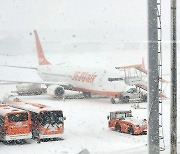 Fierce winter weather grounds Jeju flights, stalls traffic