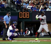 '경기 시간 더 줄인다'…MLB 주자 있을 시 피치클락 20초→18초 변경