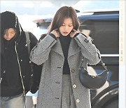 [MD포토] 트와이스 사나 '코트 속 아름다운 각선미'