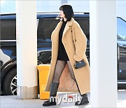 [MD포토] 트와이스 모모 '코트 속 초미니'