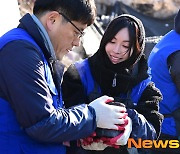 김소연, 강추위에 연탄 배달[포토엔HD]