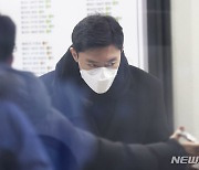 1심 선고공판 출석하는 전우원 씨